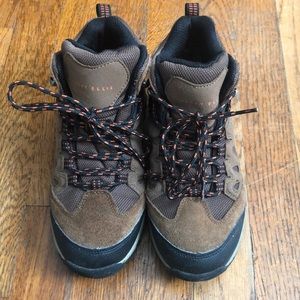 Boys size 4 Perry Ellis hiking boots